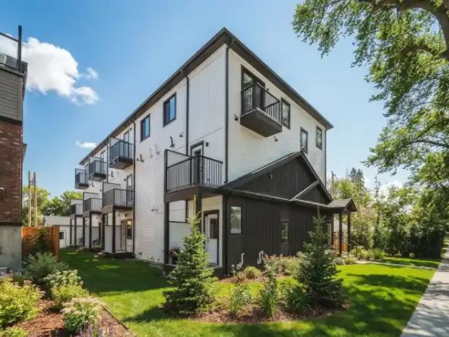 3 Bedroom Townhouse Edmonton AB 104106517