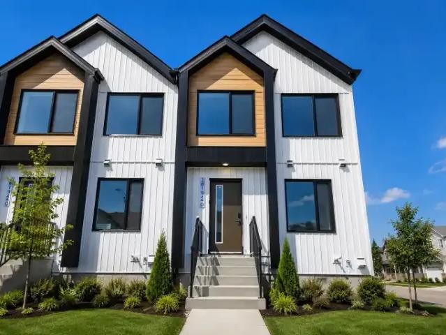 3 Bedroom Townhouse Edmonton AB 104794590