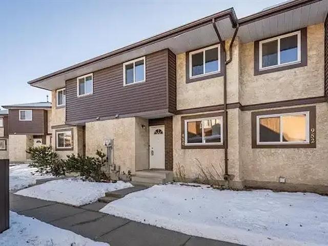 3 Bedroom Townhouse Edmonton AB 104711335