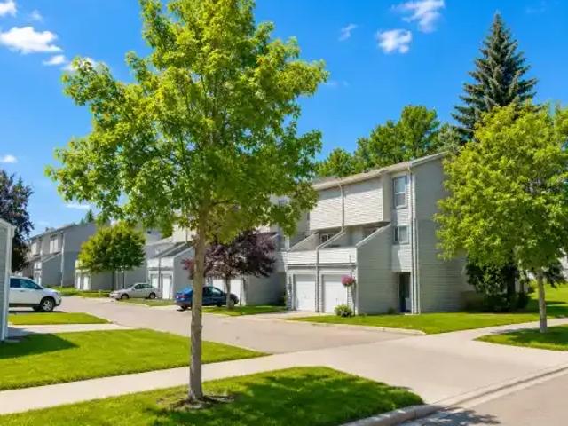 3 Bedroom Townhouse Edmonton AB 104840925