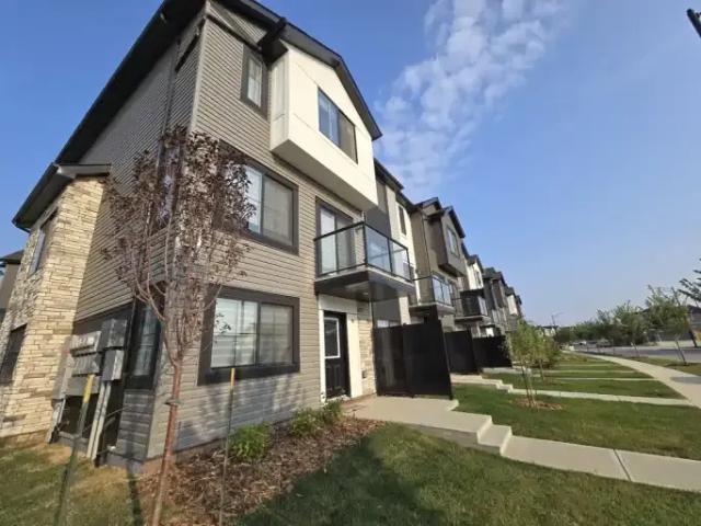 3 Bedroom Townhouse Edmonton AB 94329165