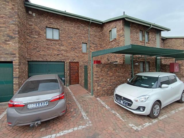 3 Bedroom Townhouse For Sale in Magalieskruin