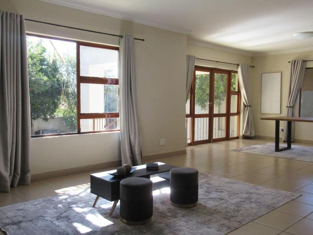 3 Bedroom Townhouse For Sale in Maroeladal