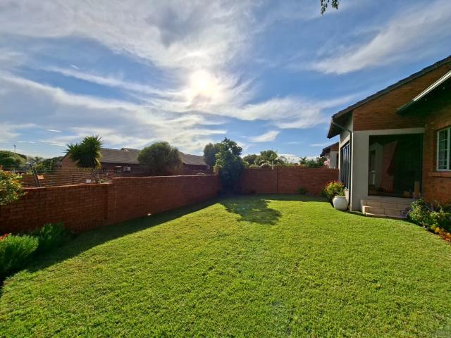 3 Bedroom Townhouse For Sale in Mooikloof