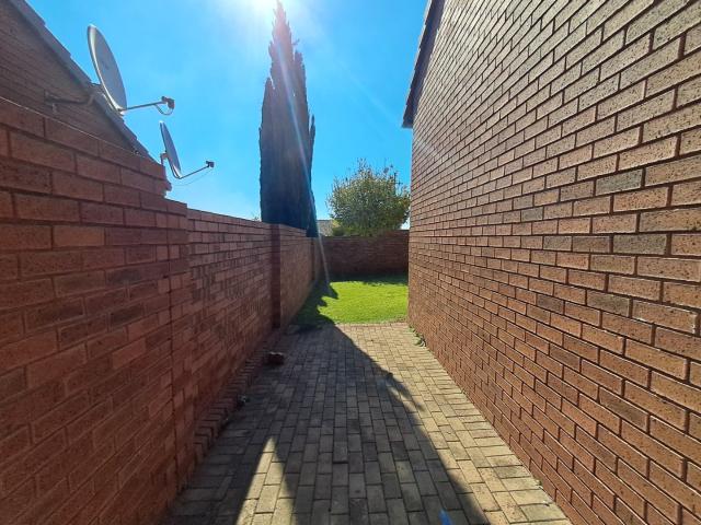 3 Bedroom Townhouse For Sale in Mooikloof Ridge