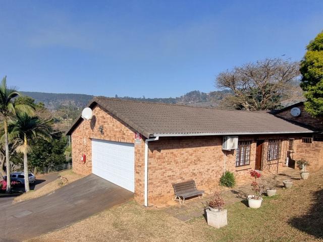 3 Bedroom Townhouse For Sale in Montrose