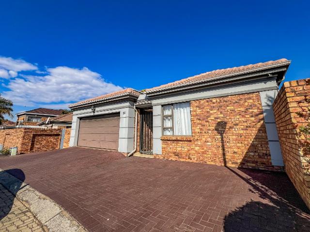 3 Bedroom Townhouse For Sale in New Market Park