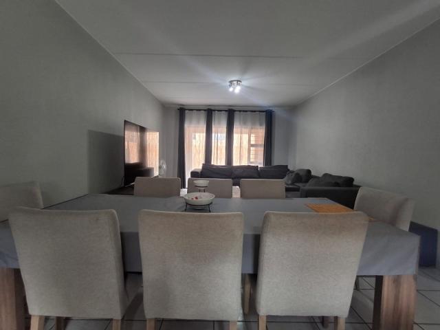 3 Bedroom Townhouse For Sale in New Market Park
