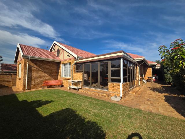 3 Bedroom Townhouse For Sale in New Market Park