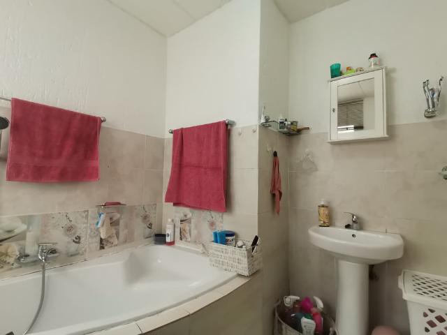 3 Bedroom Townhouse For Sale in Oakdene