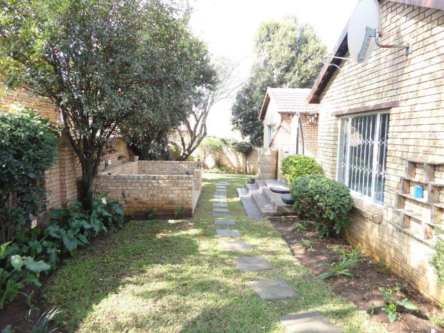3 Bedroom Townhouse For Sale in Olivedale