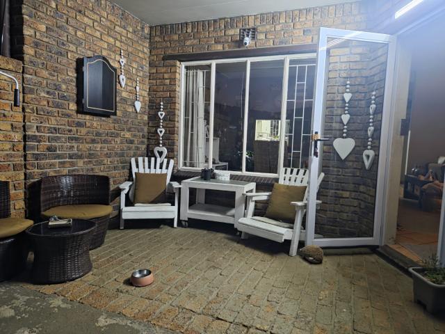 3 Bedroom Townhouse For Sale in Albemarle Ext 1