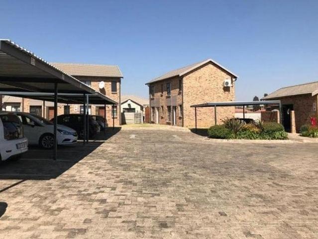 3 Bedroom Townhouse For Sale in Albertsdal