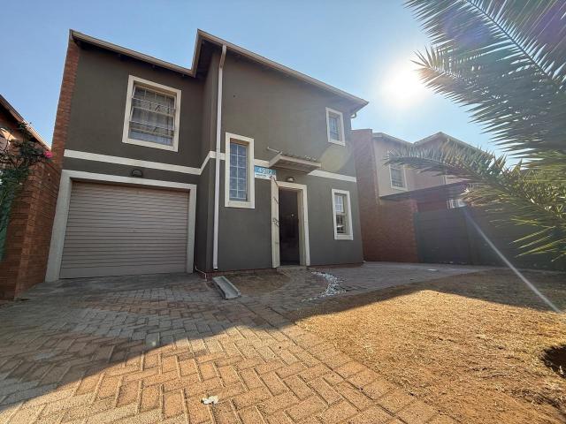 3 Bedroom Townhouse For Sale in Albertsdal