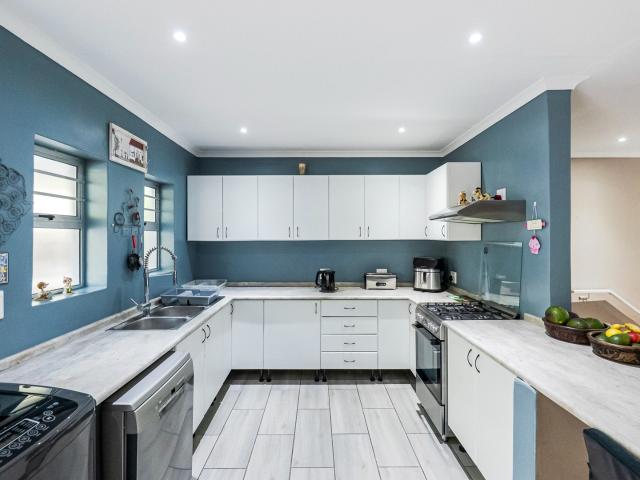 3 Bedroom Townhouse For Sale in Amanzimtoti
