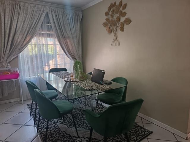 3 Bedroom Townhouse For Sale in Amberfield Heights
