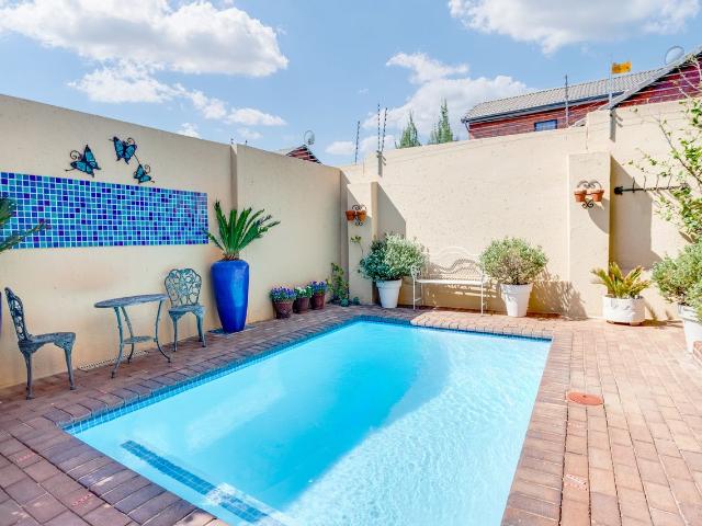 3 Bedroom Townhouse For Sale in Barbeque Downs