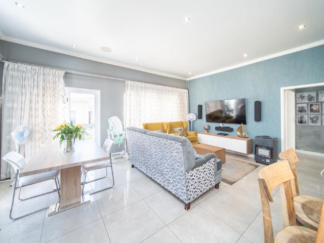 3 Bedroom Townhouse For Sale in Beacon Bay