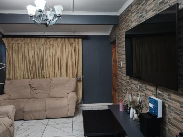 3 Bedroom Townhouse For Sale in Bisley