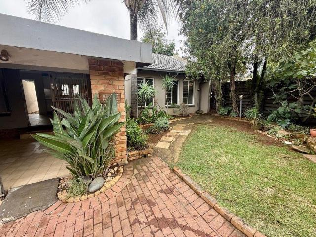 3 Bedroom Townhouse For Sale in Birchleigh