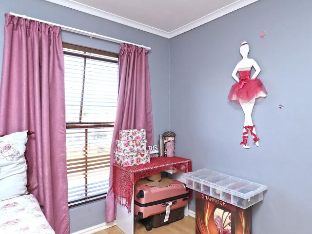 3 Bedroom Townhouse For Sale in Bothasig