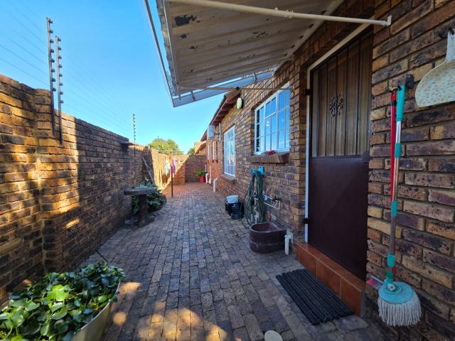 3 Bedroom Townhouse For Sale in Brackendowns