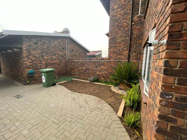 3 Bedroom Townhouse For Sale in Brackenhurst