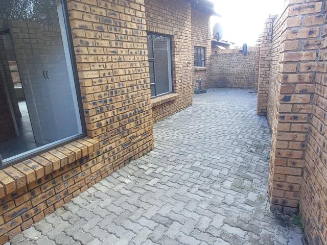 3 Bedroom Townhouse For Sale in Brackenhurst