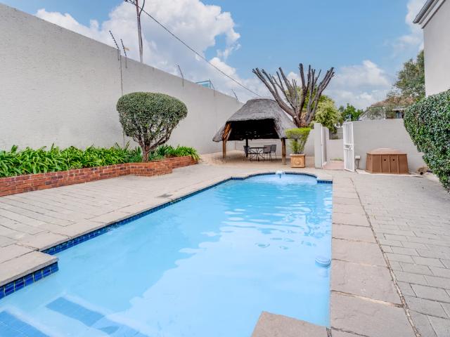 3 Bedroom Townhouse For Sale in Bryanston