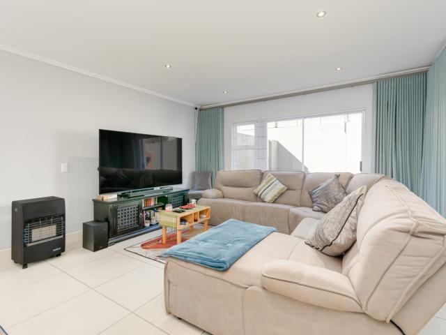 3 Bedroom Townhouse For Sale in Bryanston East
