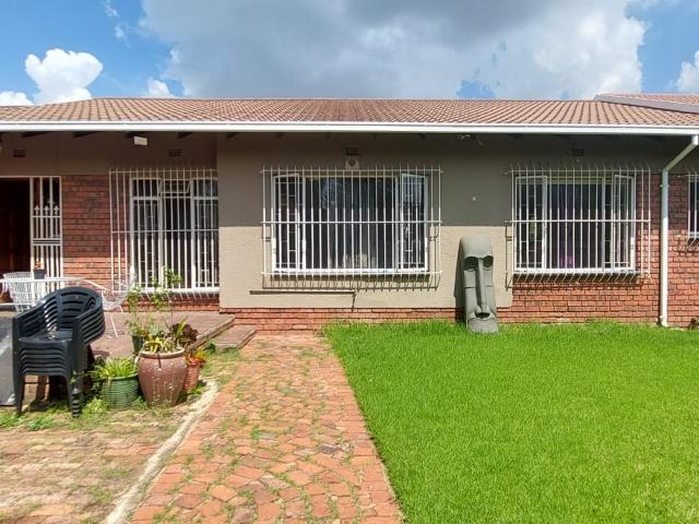 3 Bedroom Townhouse For Sale in Dersley