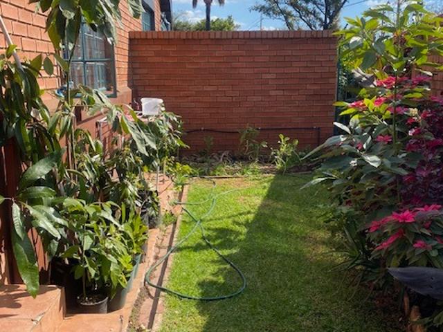 3 Bedroom Townhouse For Sale in Die Hoewes