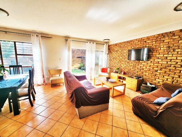 3 Bedroom Townhouse For Sale in Eldoraigne