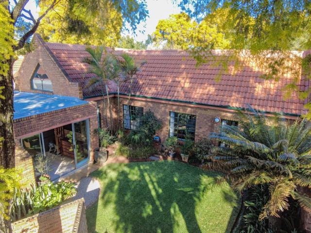 3 Bedroom Townhouse For Sale in Eldoraigne