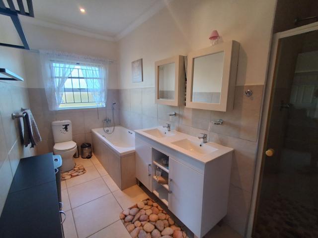 3 Bedroom Townhouse For Sale in Elysium
