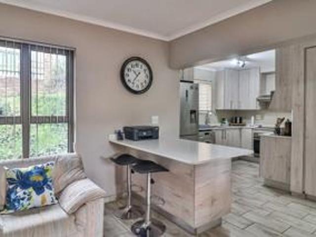 3 Bedroom Townhouse For Sale in Glenvista
