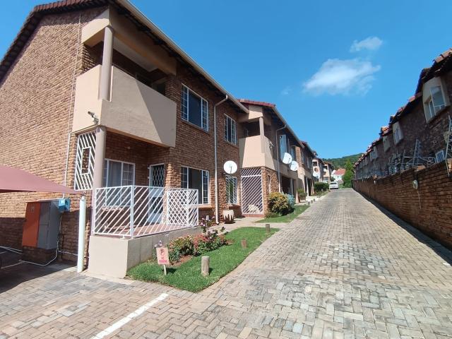 3 Bedroom Townhouse For Sale in Glenvista