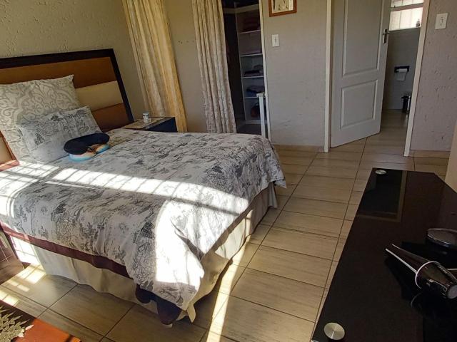 3 Bedroom Townhouse For Sale in Glenvista