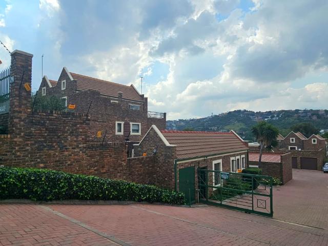 3 Bedroom Townhouse For Sale in Glenvista