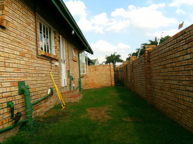 3 Bedroom Townhouse For Sale in Glen Marais