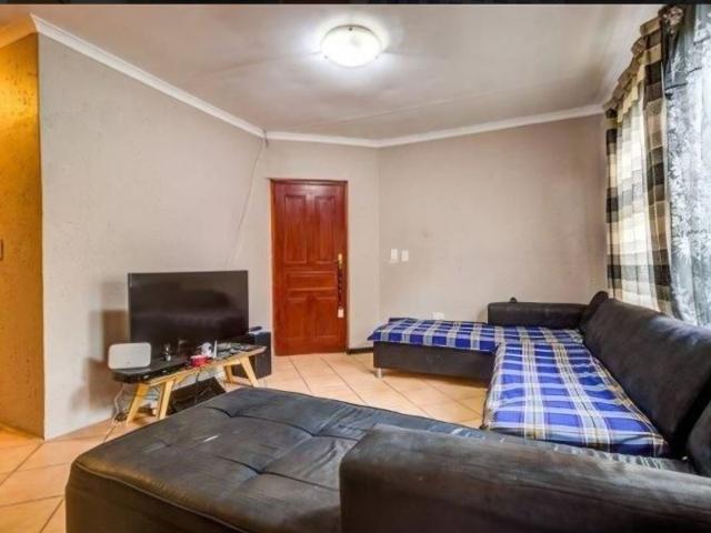3 Bedroom Townhouse For Sale in Glen Marais