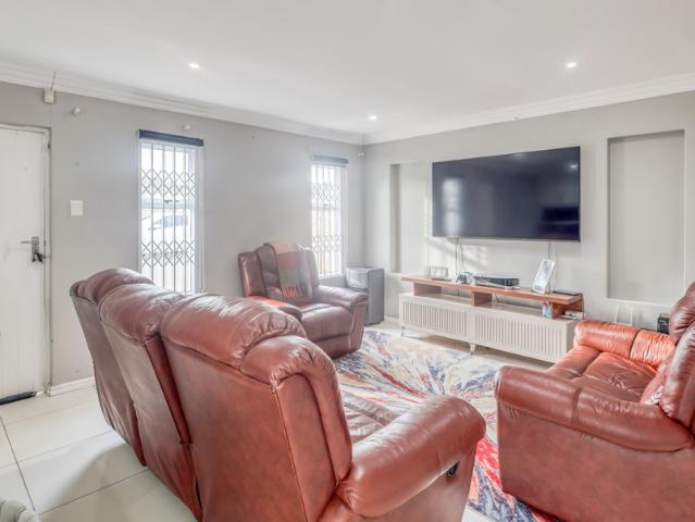 3 Bedroom Townhouse For Sale in Gonubie
