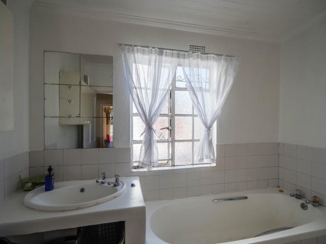 3 Bedroom Townhouse For Sale in Grahamstown Central