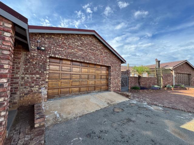 3 Bedroom Townhouse For Sale in Hartswater