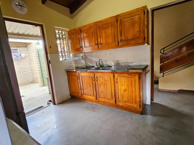 3 Bedroom Townhouse For Sale in Hayfields