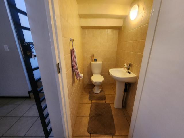 3 Bedroom Townhouse For Sale in Helderkruin