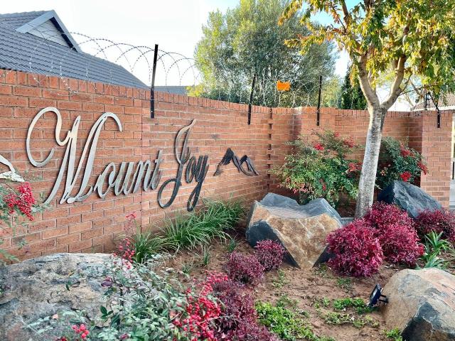 3 Bedroom Townhouse For Sale in Heuwelsig