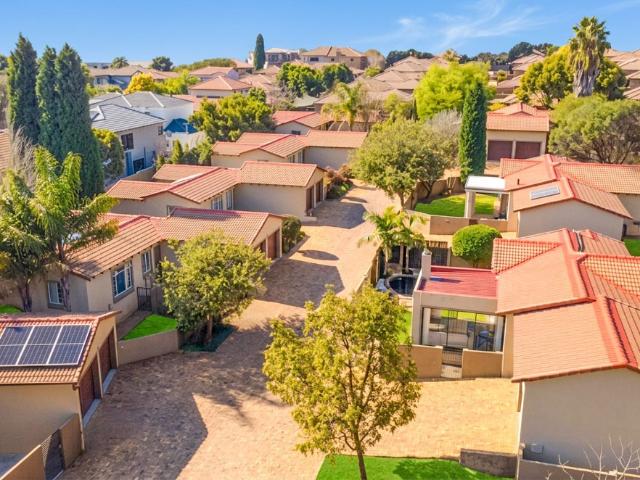 3 Bedroom Townhouse For Sale in Honeydew Manor