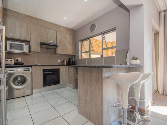 3 Bedroom Townhouse For Sale in Honeydew Manor
