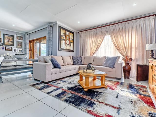 3 Bedroom Townhouse For Sale in Honeydew Manor